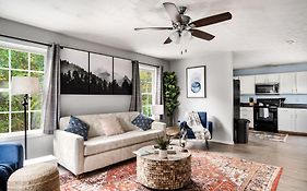 Modern Decor, Hot Tub, Fire Pit & River Access!